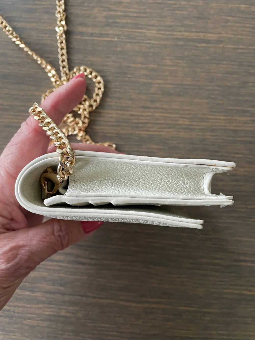 ANNE KLEIN WHITE PEBBLED CROSSBODY WALLET ON A CHAIN with Gold Hardware